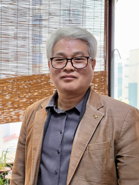 송현수 한국서예협회 이사장이 서구 평리동 작업실에서 웃어보이고 있다.
