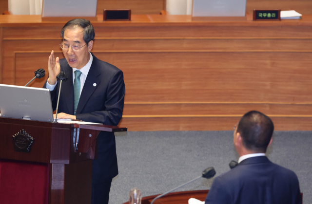 한덕수 국무총리가 4일 국회에서 열린 경제에 관한 대정부질문에서 더불어민주당 신정훈 의원의 양곡관리법에 대한 질문에 대해 논쟁을 벌이고 있다. 연합뉴스