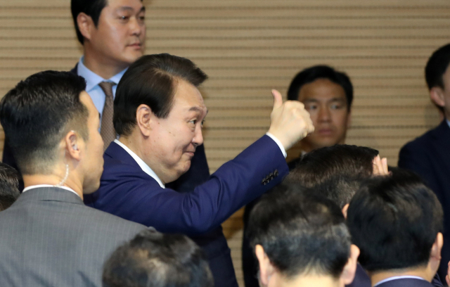 윤석열 대통령이 4일 충남 아산 삼성디스플레이에서 열린 디스플레이 신규투자 협약식을 마친 뒤 참석자들과 인사하고 있다. 연합뉴스