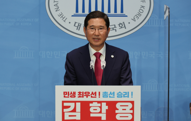 국민의힘 김학용 의원이 4일 오전 서울 여의도 국회 소통관에서 기자회견을 열고 원내대표 출마를 선언하고 있다. 연합뉴스