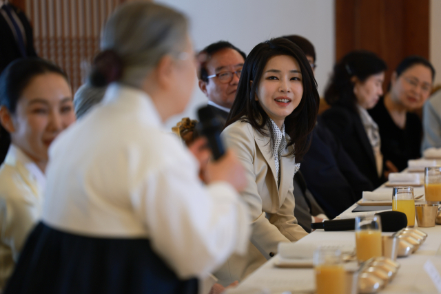 김건희 여사가 4일 청와대 상춘재에서 열린 국가무형문화재 전통공연·예술 분야 전승자 오찬에서 참석자들의 발언을 경청하고 있다. 연합뉴스
