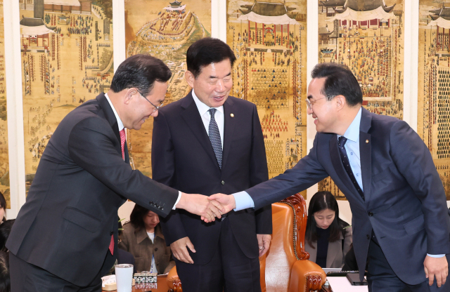 국민의힘 주호영 원내대표와 더불어민주당 박홍근 원내대표가 4일 오전 국회의장집무실에서 열린 국회의장 주재 교섭단체 원내대표 회동에서 김진표 국회의장이 지켜보는 가운데 악수하고 있다. 연합뉴스