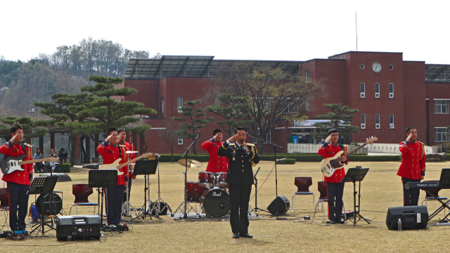 육군부사관학교 군악대가 버스킹 행사에 앞서 경례를 하고 있다. 경북전문대 제공