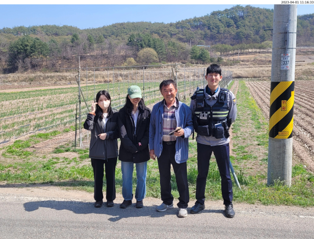 분실물 접수 민원을 적극행정을 통해 민원인의 휴대전화를 찾아준 영양군 청기면사무소 소하경, 서송미 주무관과 영양파출소 박제민 순경 등이 기념 촬영을 하고 있다. 영양군 제공