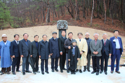육사 선생 묘소가 이육산문학관 옆으로 이장돼 문학관과 원촌마을을 찾는 관광객들이 쉽게 참배해 선생의 뜻을 기리도록 했다. 사진은 5일 이장 고유제에 참석한 인사들이 기념촬영하고 있다. 안동인터넷뉴스 제공