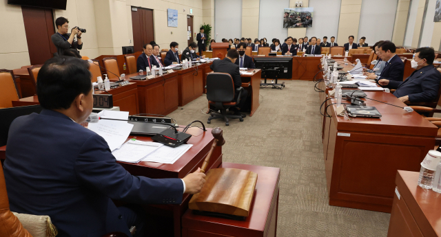 5일 오전 서울 여의도 국회에서 열린 국방위원회 법률안심사소위원회에서 김병주 위원장이 의사봉을 두드리고 있다. 연합뉴스