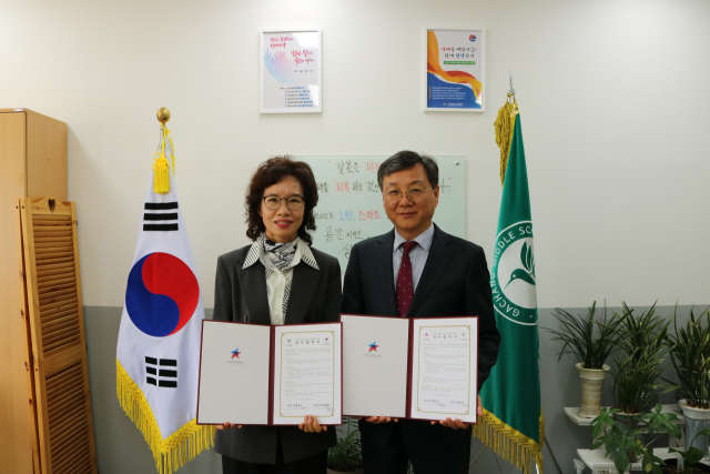 지난 4일 (왼쪽부터)서명자 가창중 교장, 박갑식 한국사학진흥재단 대외협력실장이 사립대안학교의 창의적 인재 양성을 위한 업무협약식에 참석해 기념사진 촬영을 하고 있다. 한국사학진흥재단 제공