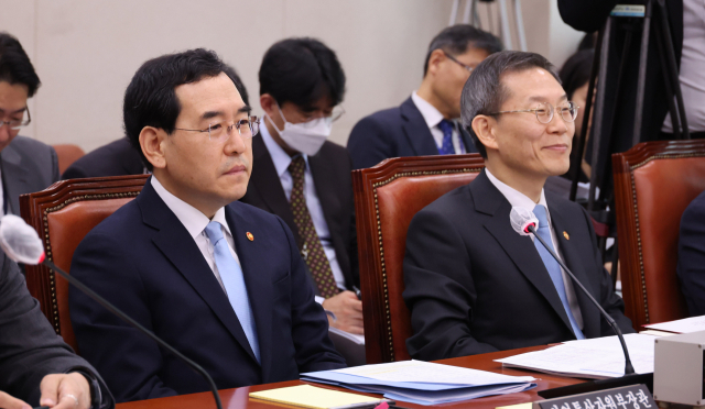 이창양 산업통상자원부 장관과 이종호 과학기술정보통신부 장관이 5일 오전 서울 여의도 국회에서 열린 첨단전략산업특별위원회 전체회의에 출석해 있다. 연합뉴스