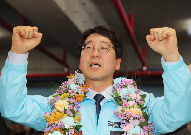 4·5 재보선 전주을 국회의원 재선거에서 당선된 진보당 강성희 후보가 두 팔을 들어 보이고 있다. 연합뉴스