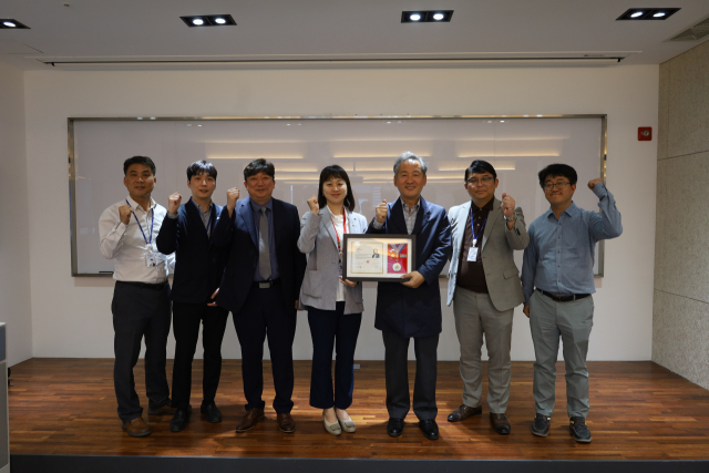 경북 김천시 지텍 주식회사(회장 유해귀)가 4일 대한적십자사 최고명예장을 수상했다. 김영천(가운데 오른쪽) 지텍 사장과 양혜련(가운데 왼쪽) 대한적십자사 경북지사 사회협력팀장. 경북적십자사 제공