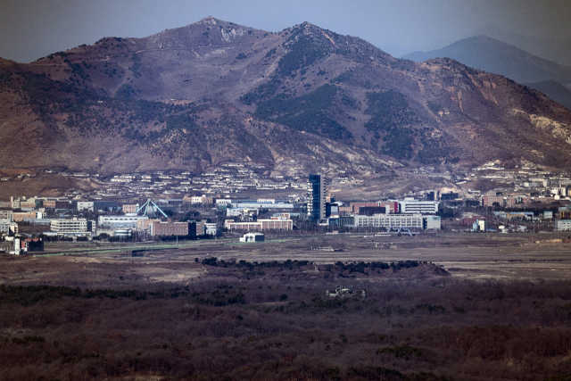 한미연합연습 '자유의 방패'(프리덤실드·FS)가 시작된 13일 경기도 파주시 접경지역에서 바라본 서부전선 비무장지대(DMZ)와 개성공단 일대가 적막하다. 연합뉴스