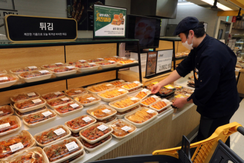 봄나들이 땐 간편식…치킨 190%·꼬치 12% 판매↑