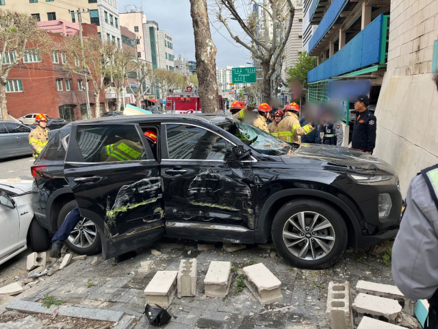 6일 오전 8시 59분쯤 대구 동구 신천동 한 유료 주차장 2층에서 SUV 차량이 외벽을 부수고 추락했다. 이 사고로 40대 운전자 A씨가 경미한 부상을 입었고 주차된 차량 한 대와 담벼락이 파손됐다.