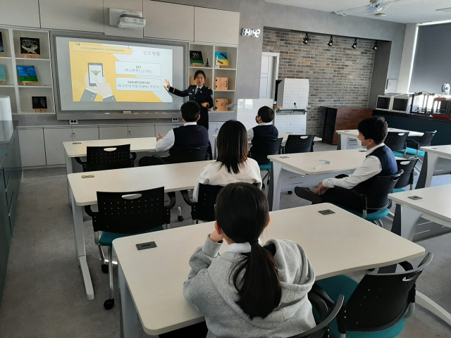 울진경찰서가 하교폭력예방 교실을 운영하고있다. 울진경찰서 제공