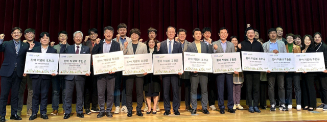 초록우산 어린이재단 문희영 대경권역총괄본부장, 중소벤처기업진흥공단 우영환 부이사장(오른쪽)