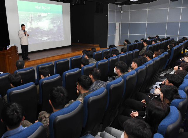 해군 군수사령부는 6일 진해 충무복지관 소강당에서 산업공구 전문가인 최영수 크레텍 대표이사를 초청해 강연을 개최했다고 밝혔다. 해군 군수사령부 제공