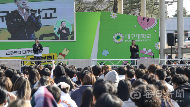 지난 3월 있은 대구대 신입생 환영주간 문화 행사에서 수어통역사가 무대에서 수어 통역을 하고 있다. 대구대 제공