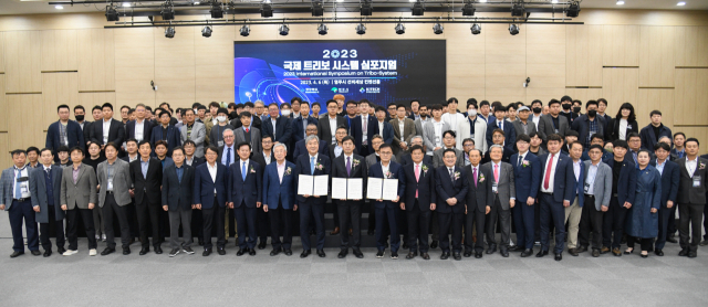 심포지엄에 참석한 기관단체와 회사 대표들이 기념 촬영을 했다. 영주시 제공