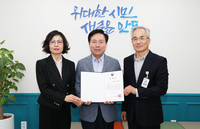 안동시가 겨울철 취약계층 지원부문에 우수기관으로 선정돼 보건복지부 장관 표창을 받았다. 안동시 제공