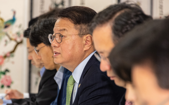 방기선 기획재정부 1차관이 7일 오전 서울 종로구 정부서울청사에서 열린 비상 경제 차관회의에 참석해 내수활성 대책 실행 계획과 관련한 발언을 하고 있다. 연합뉴스