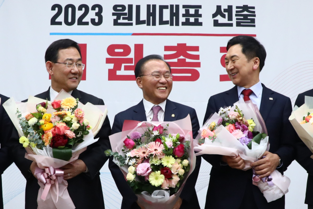 국민의힘 윤재옥 신임 원내대표가 7일 서울 여의도 국회에서 열린 2023 원내대표 선출을 위한 의원총회에서 당선된 뒤 김기현 대표, 주호영 전 원내대표 등 지도부와 함께 기념촬영을 하고 있다. 연합뉴스