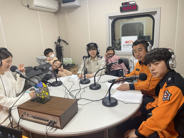 대구강서소방서 직원들이 달서강창마을방송국 프로그램에 참여했다. 강서소방서 제공