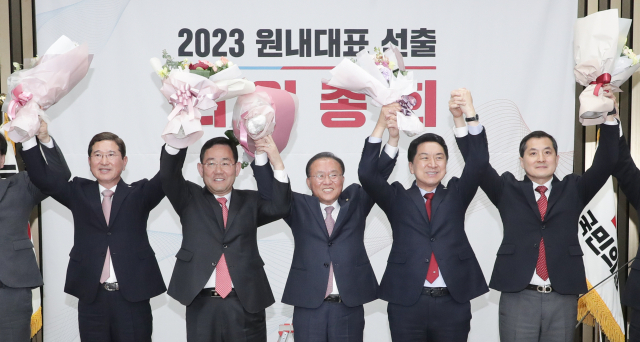 국민의힘 윤재옥 신임 원내대표(가운데)가 7일 오전 국회에서 열린 국민의힘 원내대표 선출을 위한 의원총회에서 당선 확정 후 김기현 대표, 주호영 전 원내대표 등 지도부와 꽃다발을 들고 인사하고 있다. 연합뉴스