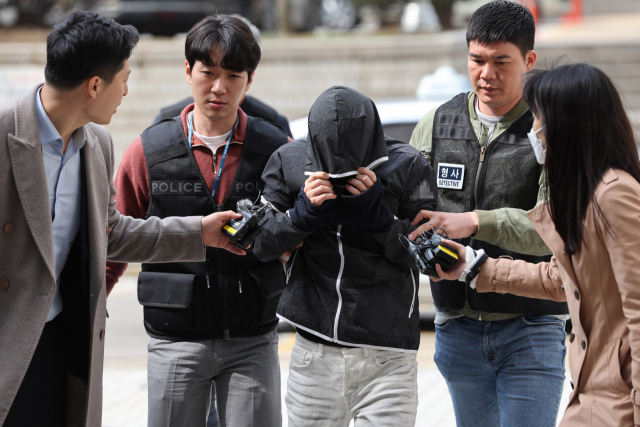 강남 40대 여성 납치·살해 사건의 배후로 지목된 재력가 유모 씨가 7일 오후 구속 전 피의자 심문(영장심사)을 받기 위해 서초구 서울중앙지법으로 들어서고 있다. 연합뉴스