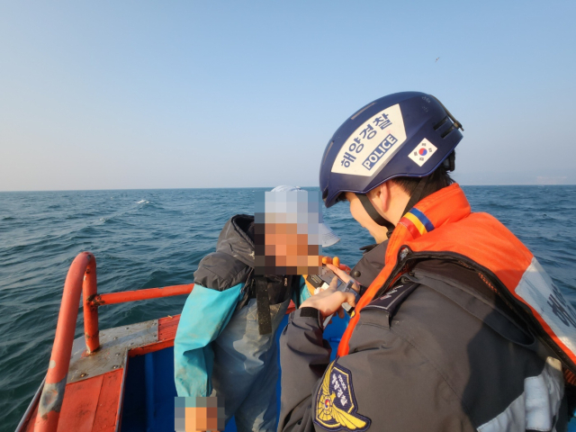 울진해경이 음주운항 단속을 하고 있다. 울진해경 제공