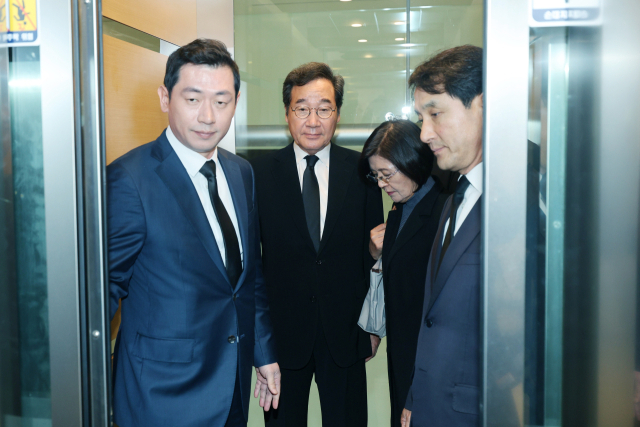 이낙연 전 국무총리가 부인 김숙희 씨와 함께 8일 오전 서울 강남구 삼성서울병원에 마련된 장인 빈소로 향하고 있다. 연합뉴스