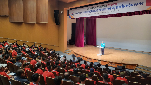 지난 6일 경북 영양군과 MOU를 체결해 해마다 외국인 계절 근로자 사업을 추진하고 있는 베트남 화방군 1차 외국인 근로자들이 영양을 찾아 오도창 영양군수가 환영행사를 개최하고 인사말을 하고 있다. 영양군 제공