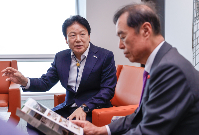 이병환(왼쪽) 성주군수가 김병준 전경련 회장에게 심산문화테마파크에 대해 설명하고 있다. 성주군 제공