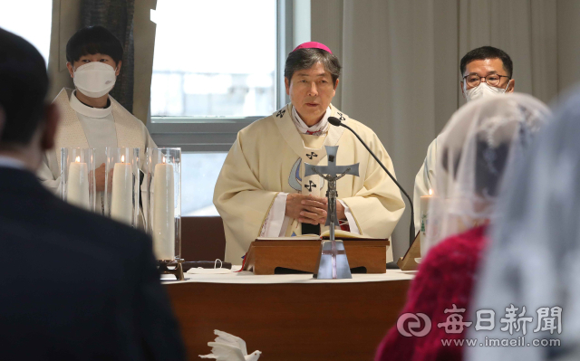 부활절인 9일 오전 천주교 대구대교구 소화성당에서 대구대교구장 조환길 대주교가 부활 대축일 미사를 집전하고 있다. 정운철 기자 woon@imaeil.com