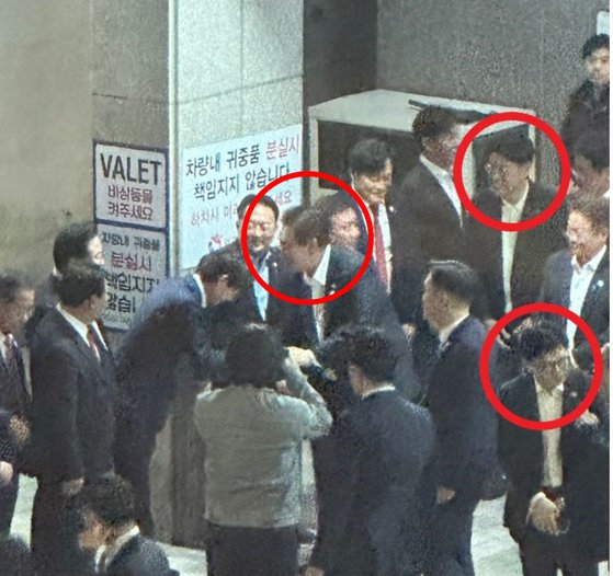 지난 6일 왼쪽부터 윤석열 대통령과 장제원 국민의힘 의원, 한동훈 법무부 장관이 만찬 참석자들과 인사를 나누고 있다. 사진 온라인커뮤니티 캡처