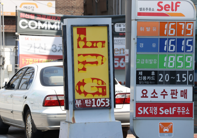 이번 주 국내 주유소 휘발유 판매 가격은 오르고, 경유 판매 가격은 약보합세를 보였다. 지난 8일 한국석유공사 유가정보시스템 오피넷에 따르면 4월 첫 주(2∼6일) 전국 주유소 휘발유 평균 판매가격은 L(리터)당 1천600.9원으로 전주보다 7.3원 상승했다. 사진은 9일 서울 시내 주유소 모습. 연합뉴스