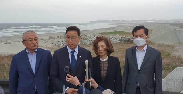 더불어민주당 후쿠시마 원전 오염수 대책단 소속 윤영덕·위성곤·양이원영·윤재갑 의원이 7일 일본 후쿠시마를 방문, 원전오염현장에서 입장을 발표하고 있다. 연합뉴스