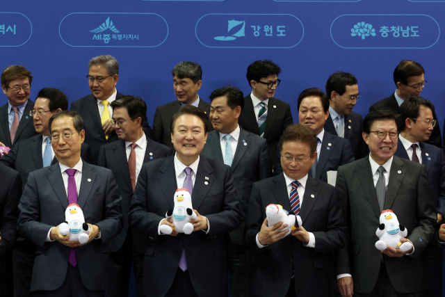 윤석열 대통령이 6일 부산 벡스코에서 열린 제4회 중앙지방협력회의에서 2030 부산세계박람회 마스코트인