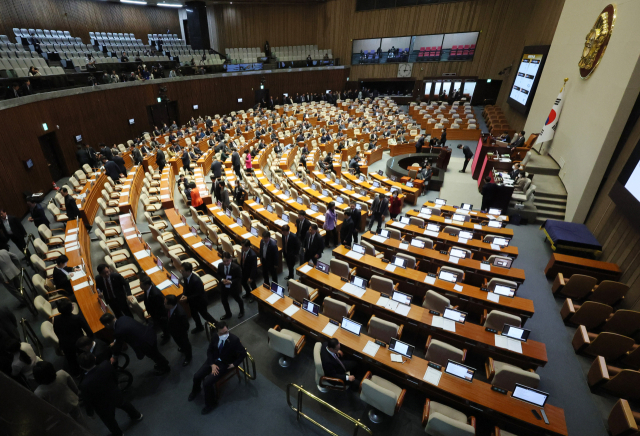 30일 오후 열린 국회 본회의에서 국민의힘 의원들이 방송통신위원회 위원(최민희) 추천안에 대한 투표를 거부하며 회의장을 떠나고 있다. 연합뉴스