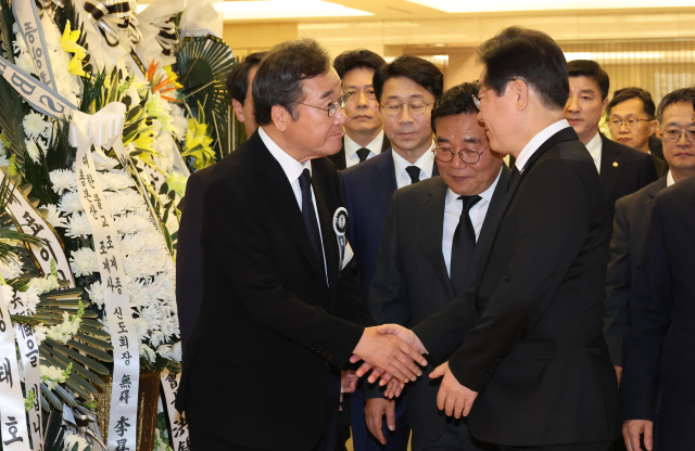 더불어민주당 이낙연 전 대표(왼쪽)가 9일 오후 장인상 빈소가 마련된 서울 강남구 삼성서울병원 장례식장에서 조문을 마친 더불어민주당 이재명 대표를 배웅하고 있다. 연합뉴스
