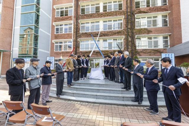 2·28 민주운동 기념 조형물 해설비 건립 제막식이 7일 경북대학교사범대학부설고등학교에서 열렸다.