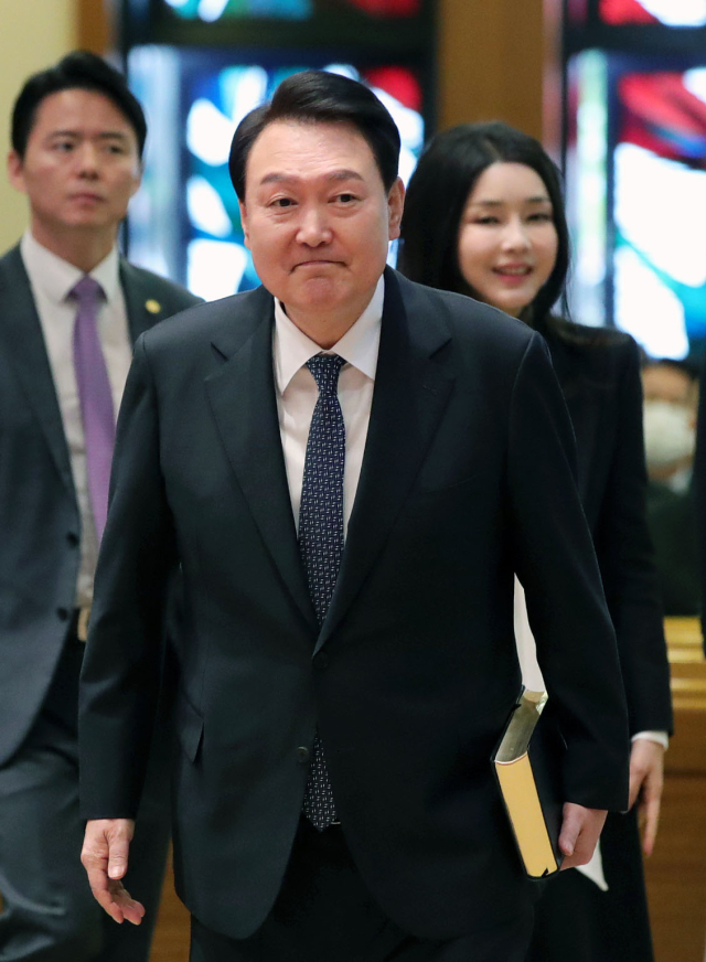 윤석열 대통령이 9일 서울 중구 영락교회에서 열린 2023 한국교회 부활절 연합예배에 성경책을 들고 입장하고 있다. 연합뉴스