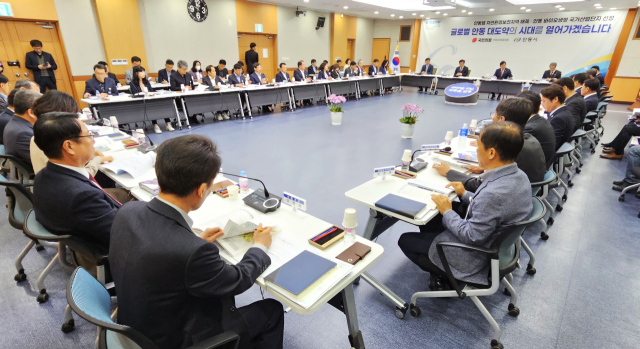 안동시와 국민의힘 안동시당원협의회 소속 국회의원과 도의원, 시의원, 관련 실과소장들이 함께한 당정협의회에서는 안동지역 현안과 내년도 국도비 예산확보에 대한 의견을 나누었다. 엄재진 기자