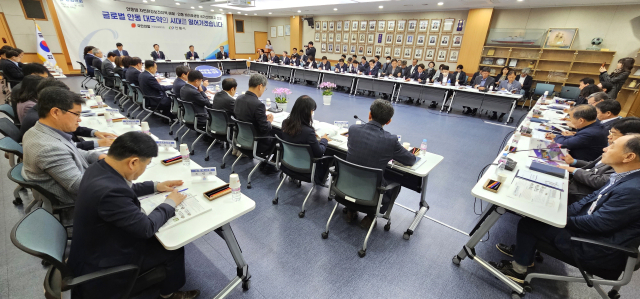 안동시와 국민의힘 안동시당원협의회 소속 국회의원과 도의원, 시의원, 관련 실과소장들이 함께한 당정협의회에서는 안동지역 현안과 내년도 국도비 예산확보에 대한 의견을 나누었다. 엄재진 기자