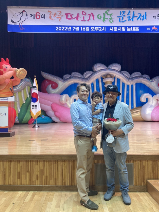 고 박방희 시인이 작고하기 약 5개월 전, 제50회 한정동아동문학상 동시 수상자로 선정됐을 때 찍은 사진. 사진 왼쪽부터 박재풍 씨, 재풍 씨의 아들 하솔 군, 고 박방희 시인. 가족 제공.
