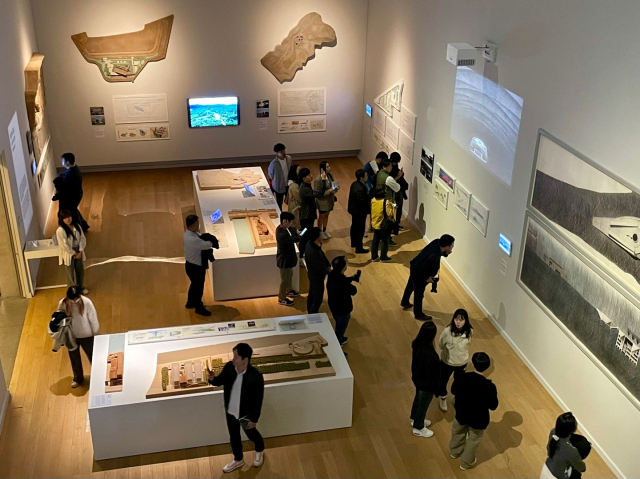 관람객들이 뮤지엄 산 개관 10주년 안도 타다오 개인전