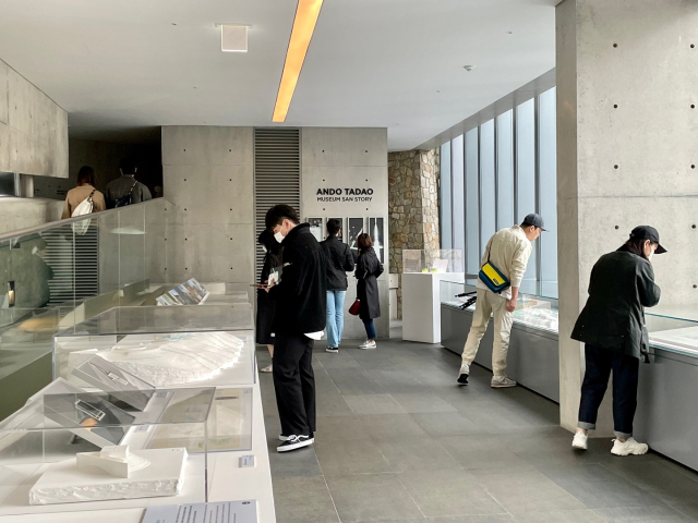 관람객들이 뮤지엄 산 개관 10주년 안도 타다오 개인전
