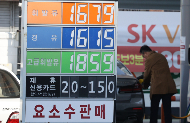 이번 주 국내 주유소 휘발유 판매 가격은 오르고, 경유 판매 가격은 약보합세를 보였다. 지난 8일 한국석유공사 유가정보시스템 오피넷에 따르면 4월 첫 주(2∼6일) 전국 주유소 휘발유 평균 판매가격은 L(리터)당 1천600.9원으로 전주보다 7.3원 상승했다. 사진은 9일 서울 시내 주유소 모습. 연합뉴스