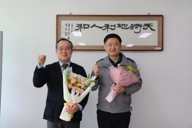 최고의 동료 경찰로 선정된 이승국·김상균(왼쪽부터) 경위가 파이팅을 외치고 있다. 봉화서 제공