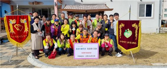 사랑나눔봉사회(회장 박진한)는 부활절을 맞아 9일 대구시 달성군 현풍면 효경을 방문, 자장면 봉사 활동을 펼쳤다. 사랑나눔봉사회 제공