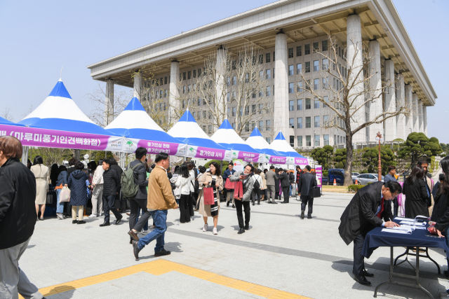 영주시가 국회 소통관 앞에 마련한 지역 농특산물 홍보·판매 행사를 많은 서울 시민들이 찾고 있다. 영주시 제공